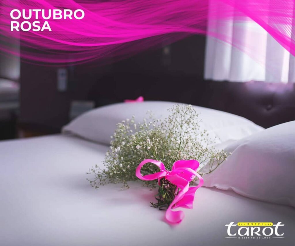 flor amarrada com um laço rosa, no motel tarot, em campanha para o outubro rosa